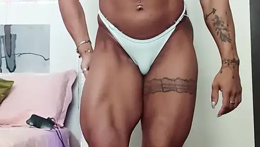 Zenci orta yaşlı seksi kadın pozları üzerinde çalışıyor