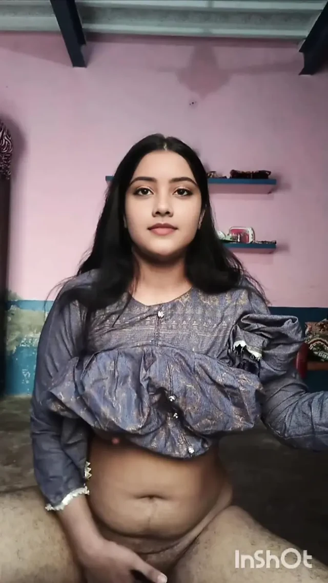 Ateşli didi ateşli boby çok sıkı amcığını erkek arkadaşına gösteriyor