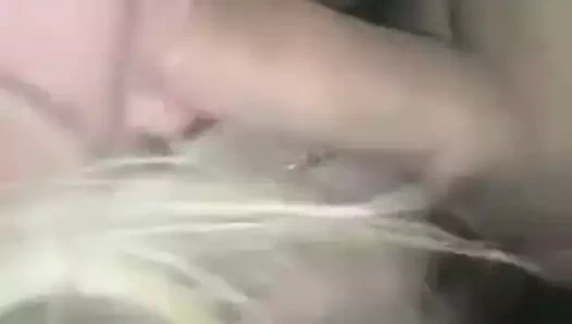 Slavica matorka ga pusi