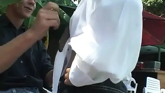 Cüce havuz başında yarak emdikten sonra sert sikiliyor