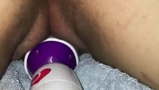 O squirts kadar onu sıkı küçük kedi parmak.