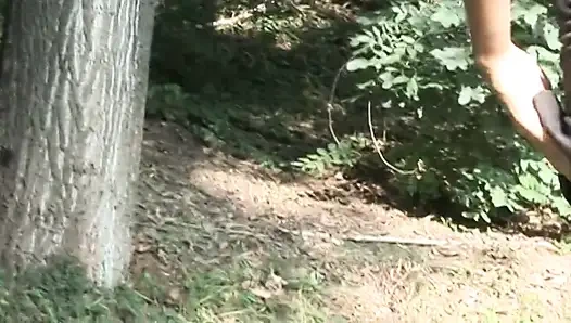 Ateşli kızıl saçlı sürtük açık havada amını gösteriyor