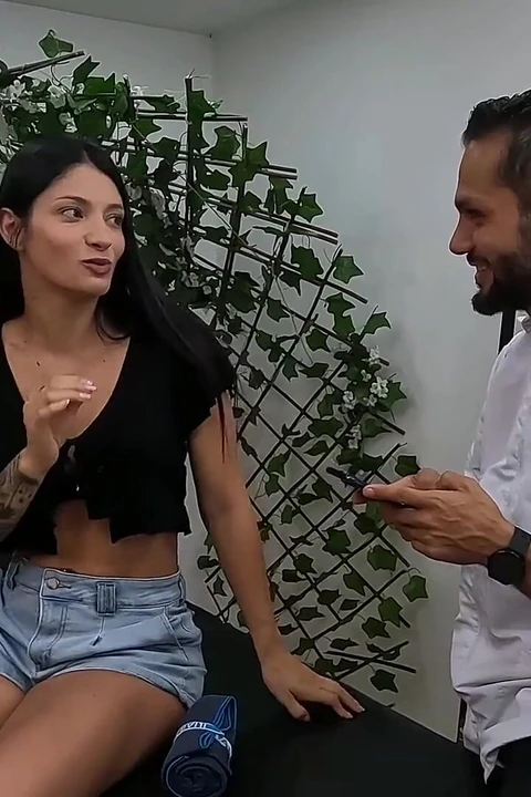 Массажистка разогревает ее киску и в конечном итоге трахает ее на Gurney