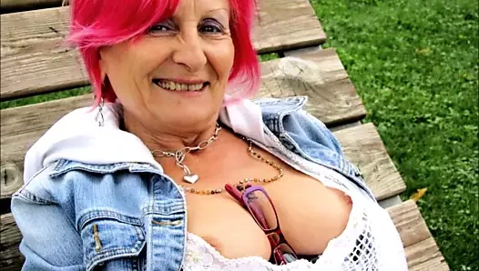 Çarpıcı kadın 4 (güzel göğüs arası)