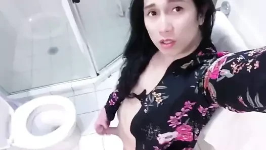 Asya transeksüel pissing ve Mastürbasyon ona horoz ve boşalmak