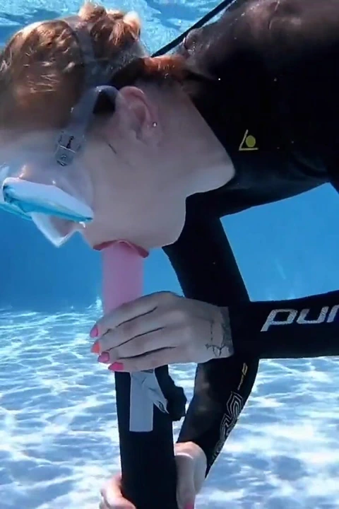 Sualtı sakso meydan okuması - batan dildomda öğürüyor