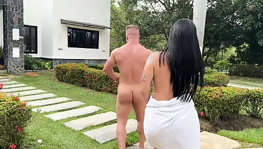 Kaslı İtalyan Bana Eşlik Ediyor Ve Havuzda Beni Seviştiriyor, Arkadaşı Ise Bizi Izlerken Mastürbasyon Yapıyor