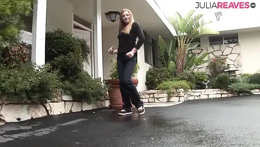 Utangaç 18 yaşındaki genç Sandra büyük siyah yarakla sikiliyor