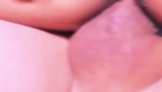 Derine biniyor ve son dökülmeye kadar yarağının üzerinde zıplıyor.