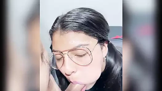 Aman tanrım, olamaz!! Bu videoyu masum üvey kız kardeşimin cep telefonunda keşfettim, o sikişen bir fahişe...