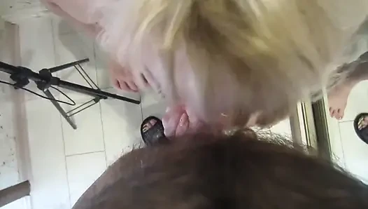 İri güzel kadın gırtlağına kadar sakso çektikten sonra ağzına boşalıyor 5