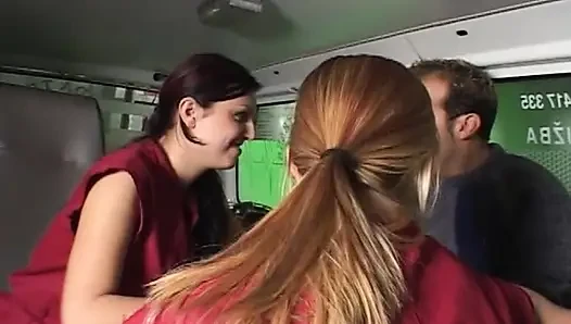 Esmer hatun ve sarışın baştan çıkarıcı kadın ile ateşli üçlü seks