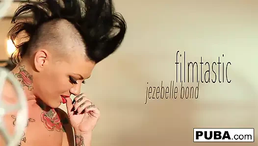 Ateşli Jezebelle kanepede amını çalışıyor