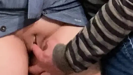 Edepsiz hobi! Yaşlı adam herkesin içinde mükemmel amcığını parmaklıyor