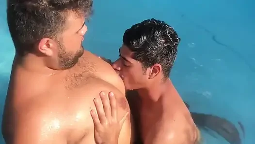 Üvey erkek arkadaş meme uçlarını emiyor ve şişman eşcinsel yarak emiyor