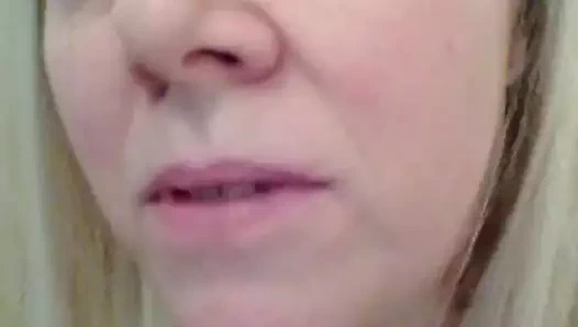 Seksi sarışın Brenda Justice, Pazar akşamı saat 21.00'de canlı şarkı söylüyor