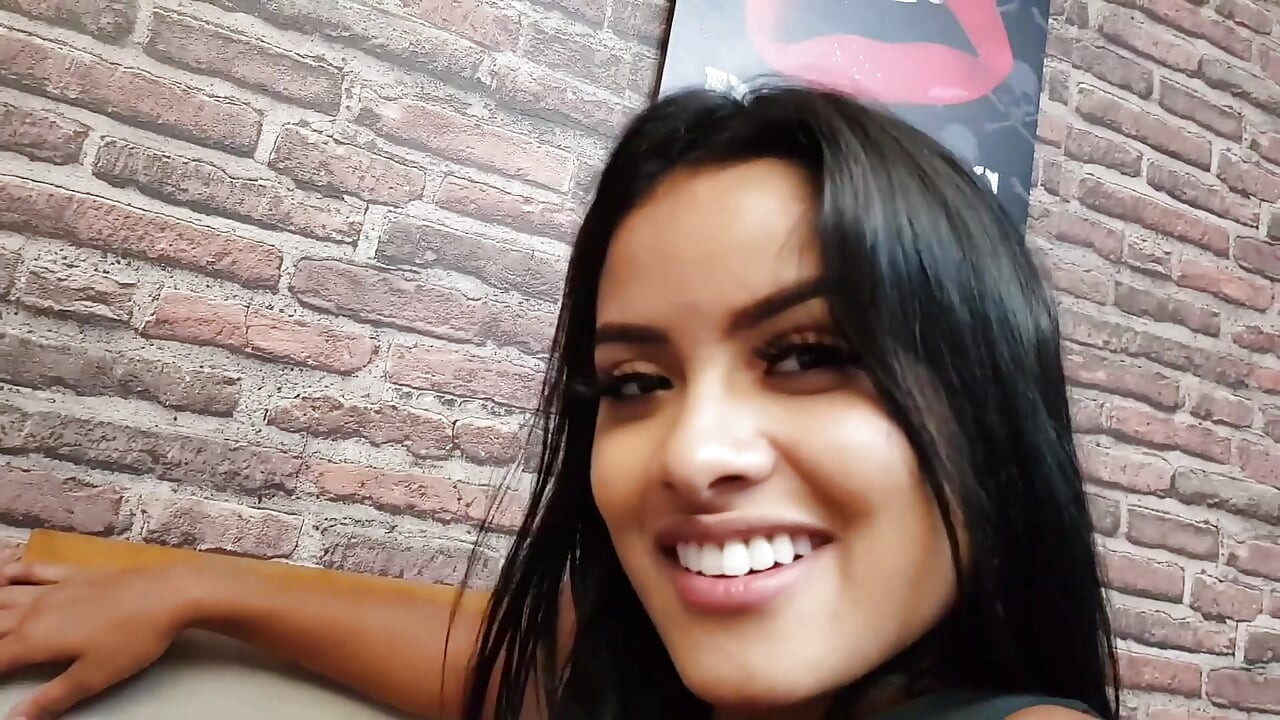 En iyi model Taina Almeida'nın harika ayaklarındaki kaltağımdan o pastayı ye