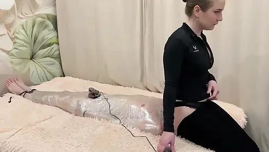 Baş hanımefendinin pantolonunda, köle elektrik şoku alır ve nefes almaya çalışır
