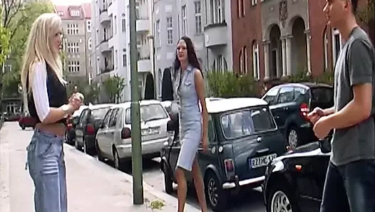 Almanya'dan yuvarlak götlü genç kız sert bir penise binmeyi seviyor