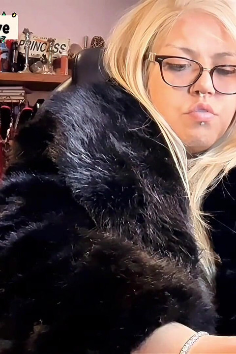 Psikotik sigara içme seansı açık havada sigara içme zinciri videolarını düzenlerken iri güzel kadın orta yaşlı seksi kadın sigara içiyor vlog