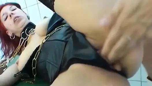 Bu, bağlı ve sikilen Almanya'dan mükemmel bir sürtük