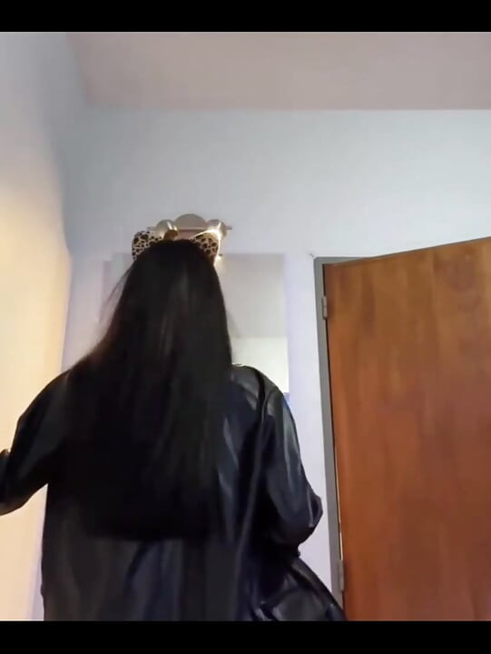 Dans etmeye gitmek için yeni kıyafetimi buldum, istersen yorum yap