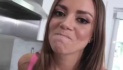 Üvey anne yalıyor – üvey oğul hediyesini vermek için annesini büküyor