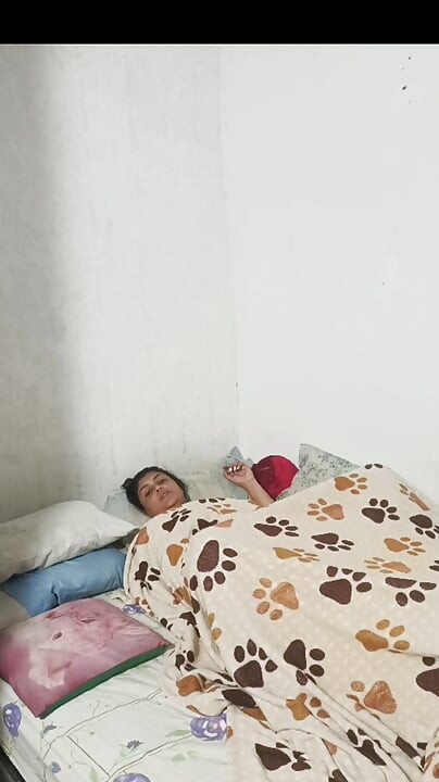 Üvey kız kardeşim mastürbasyon yapıyor, amını yiyorum ve sonunda onu çok sert sikiyorum