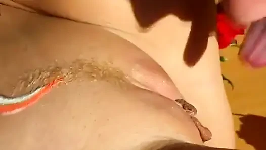 Yarak bu seksi sarışının tıraşlı amını dolduruyor