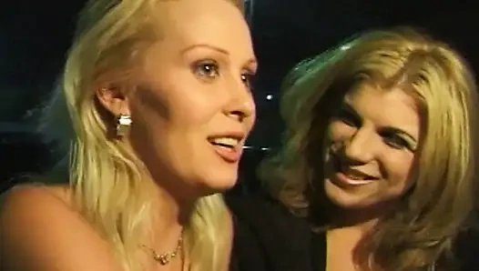 Wilde Lesbenabenteuer in Taxi und Badewanne