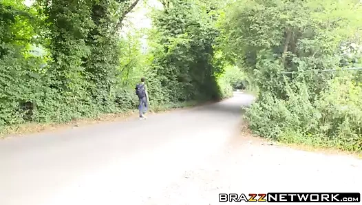 Şaşırtıcı busty milf gets raylı sert tarafından sert beyaz kutup