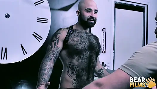 Bearfilms Atlas Grant, Marc Giacomo'ya kesintisiz prezervatifsiz veriyor