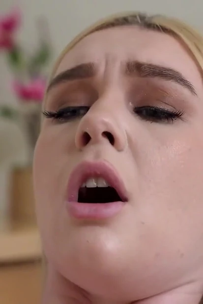 Грудастая мачеха учит свою неопытную падчерицу, как обращаться с огромными толстыми членами - MYLF