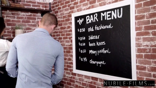 Smokeshow Barista Eliza Ibarra Adamın Elinden Numarasını Kaydırıyor