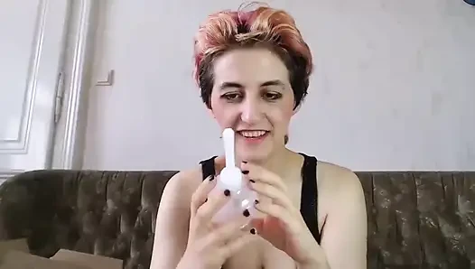 Seksi elbiselerin kutularını açıyor canlı