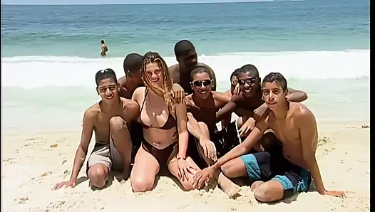 Genç kız sikikleri ona küçük yapay penis içinde the orman