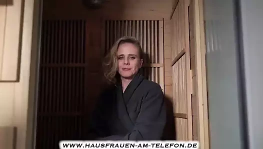 Azgın sarışın orta yaşlı seksi kadın telefon görüşmesinde vibratörle amını ovuyor