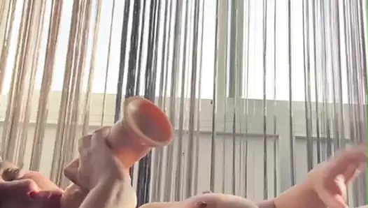 Sapphire yarağına sakso çekiyor ve çok inleyerek orgazm oluyor.