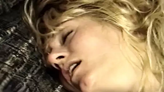 Gerçek 21 yaşındaki sarışın kız ilk anal seks seansı