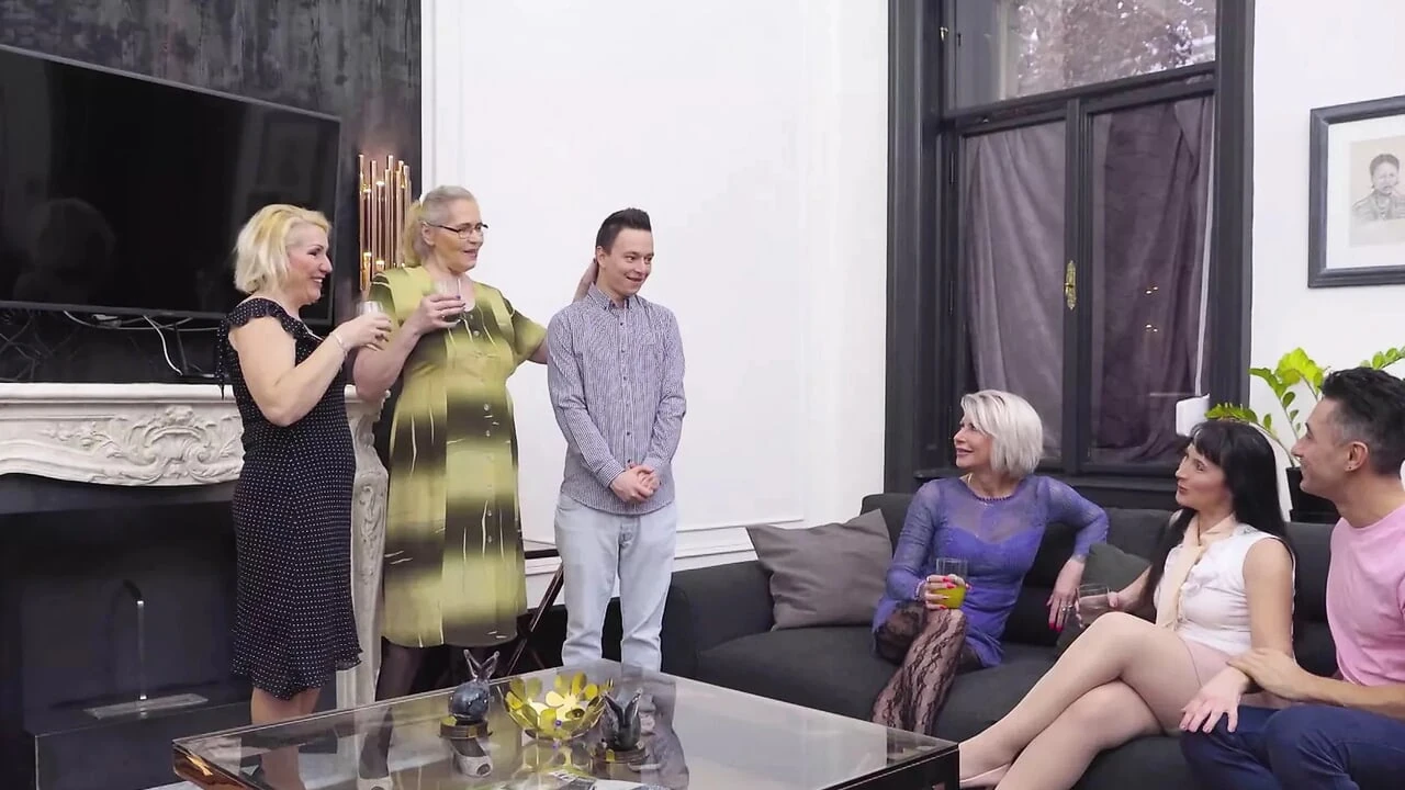 गुदा समूह सेक्स के साथ परिपक्व और लड़कों