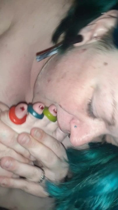 Bbw mavi saçlı güzellik cankurtaran yeme