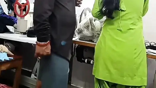 Bluzunu Sıkmak Için Terzi Ustasına Gitmişti. Terzi Efendisi Penisini Sokarak Amcığını Gevşetti