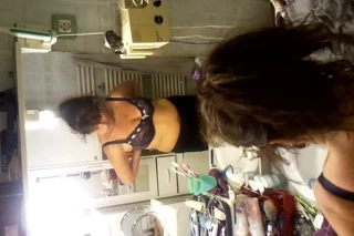 ma mere dans la salle de bains 1