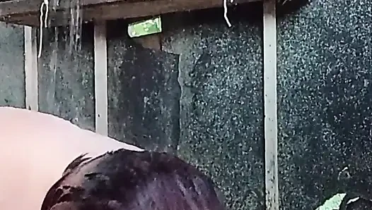 Düzgün vücutlu bir kızın sokakta kendini yıkamasını izliyorum.