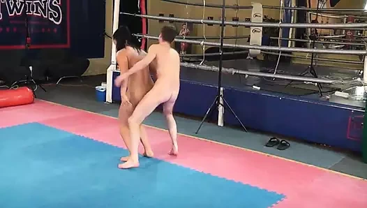 Ateşli kaslı genç kız hakimiyetin tadını çıkarıyor