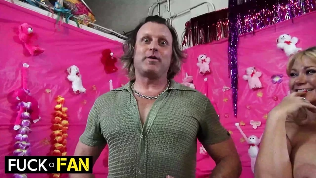 Siri Dahl ve Nikki Sexx hayranının yarağı üzerinde derin gırtlak teknikleri kullanıyor!
