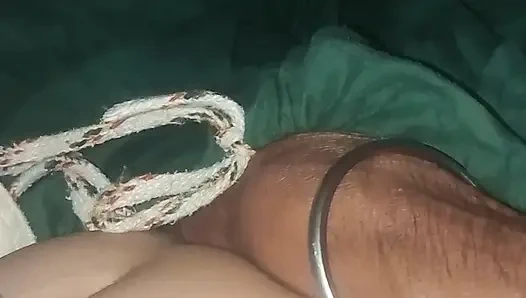 Hintli evli kadın sert sikişiyor ve göğüsleriyle azdırıyor