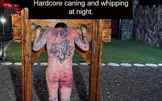 İki acımasız dominatrixes tarafından geceleri sert dayak ve sopalama kopyası