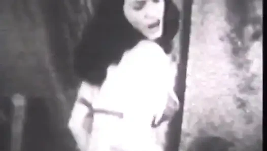 Esmerin eski moda soyunuyor