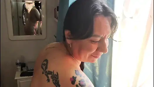 Riva ateşli bir şekilde uyandı ve pencerede sikişmeye başladık, şimdi komşu bizi gördü